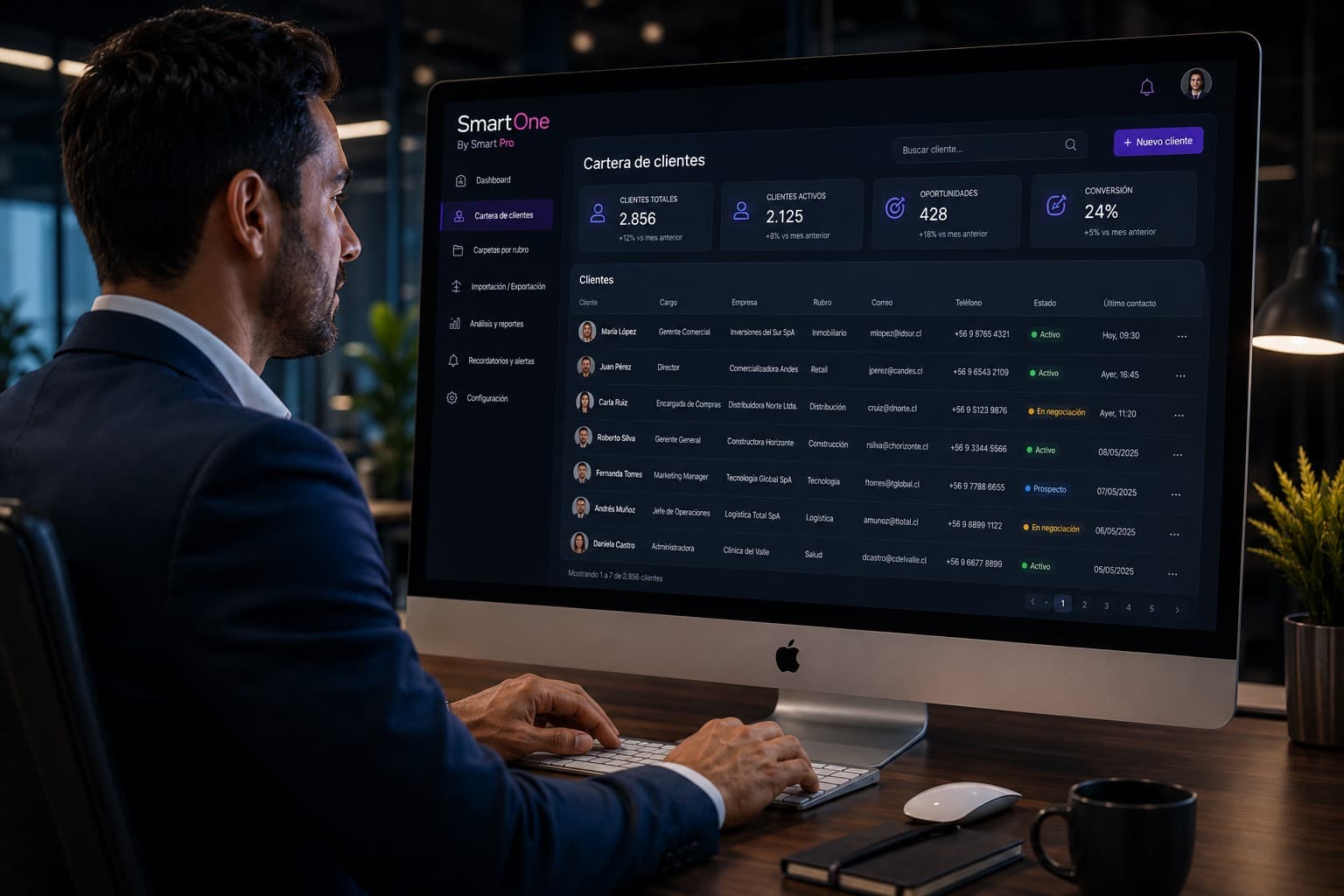 Ejecutivo utilizando SmartOne para revisar y gestionar su cartera de clientes